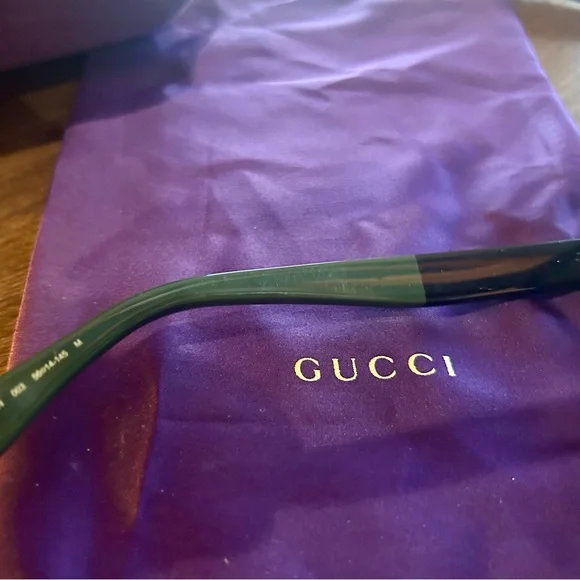 Gucci Black Aviator Sunglasses with Classic Design - Picture 4 of 8